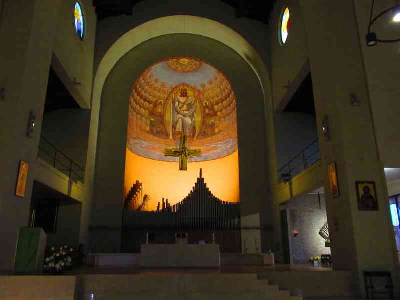 Intérieur de l'église Christ Roi à à Milan en Lombardie en Italie photo gratuite