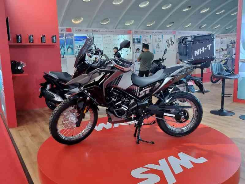 Une moto SYM NH-T 300, photo gratuite