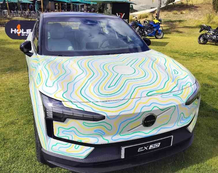 voiture électrique de marque Volvo EX30 photo gratuite