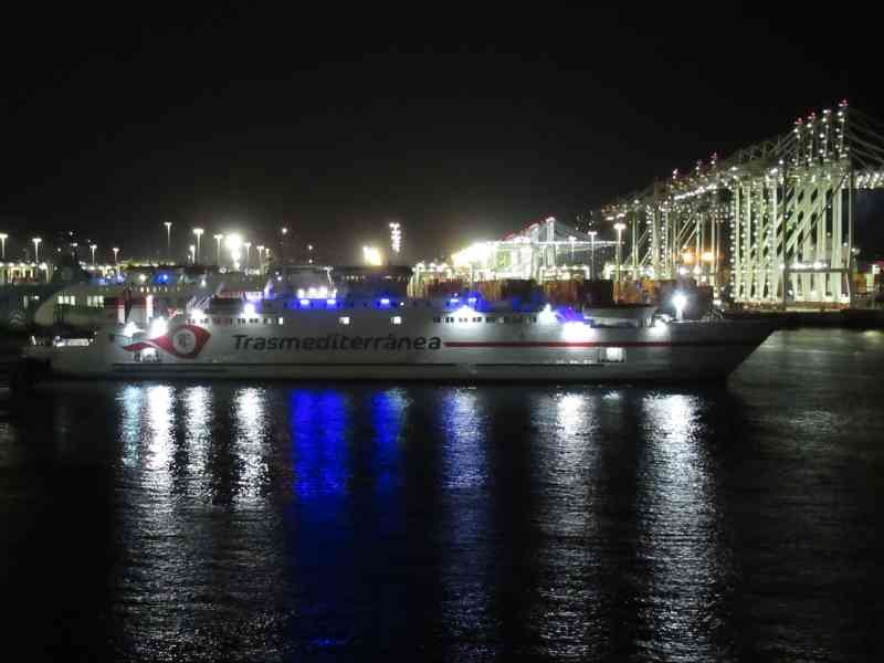 Bateau Trasmediterránea au port de Tanger photo gratuite
