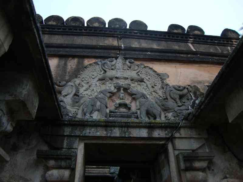 Des détails architecturaux du temple de Gomateshwara, situé à Shravanabelagola, dans l'État du Karnataka en Inde, photo gratuite