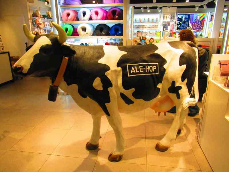 Vache décorative dans un magasin Ale-Hop photo gratuite