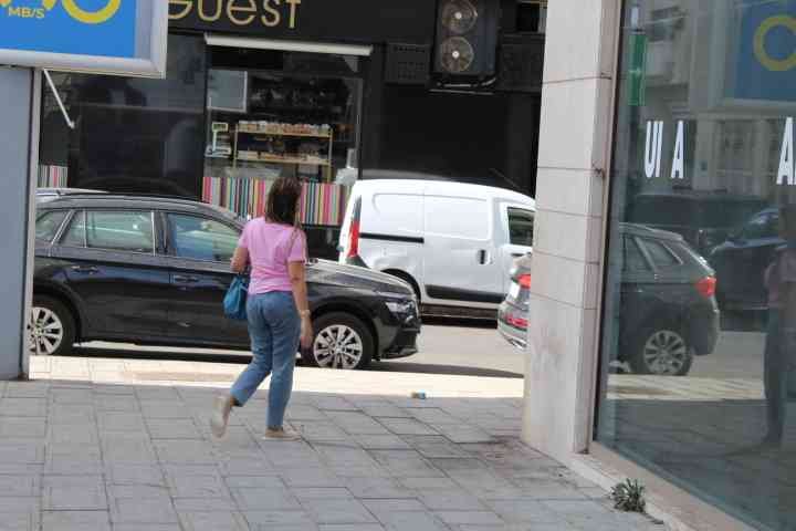Femme debout dans une rue - Foto gratis de mujer parada en una calle