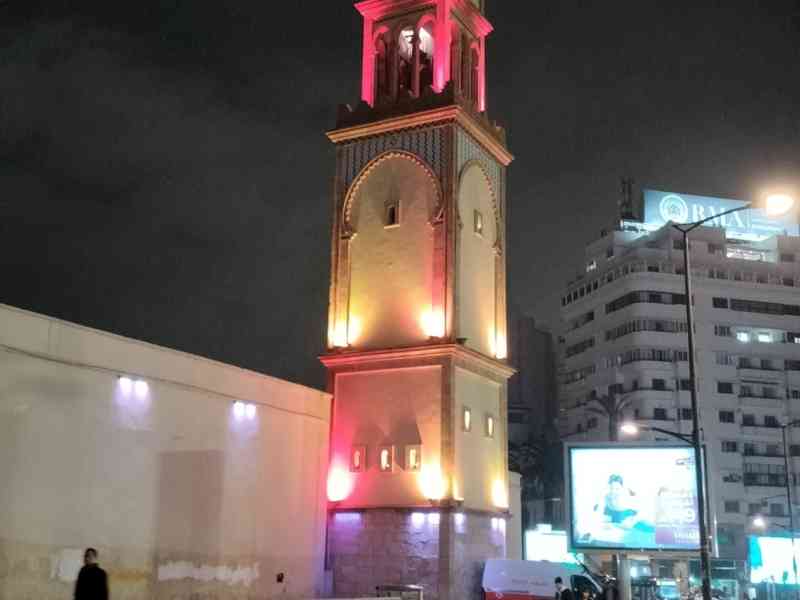 La Tour de l'Horloge à Casablanca au Maroc illuminée de nuit