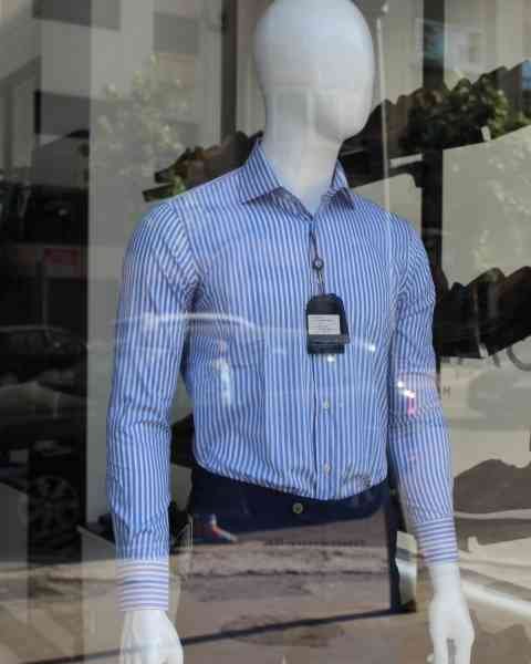 Mannequin de vitrine dans une boutique de vêtements masculins