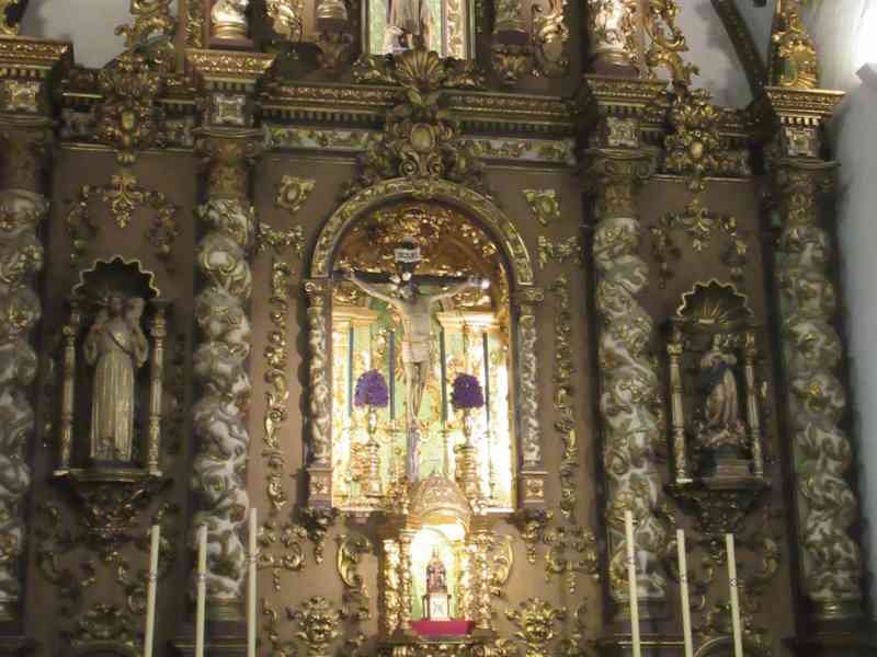 Autel historique de l'église de San Juan Bautista à Malaga, en Espagne, Christ crucifié, photo gratuite