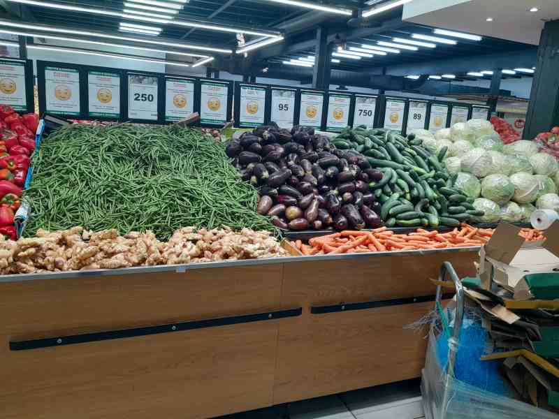 Large étal de légumes variés dans un supermarché photo gratuite