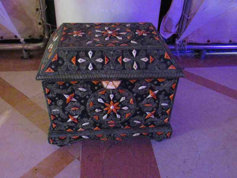 Coffre traditionnel marocain coloré fait à la main