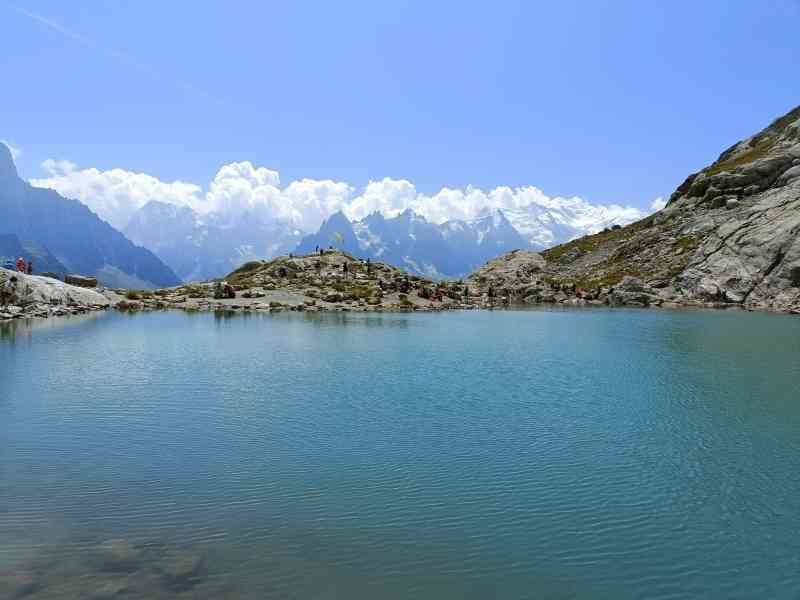 Le Lac Blanc, un lac de montagne situé dans le massif des Aiguilles Rouges, face au massif du Mont-Blanc, photo gratuite