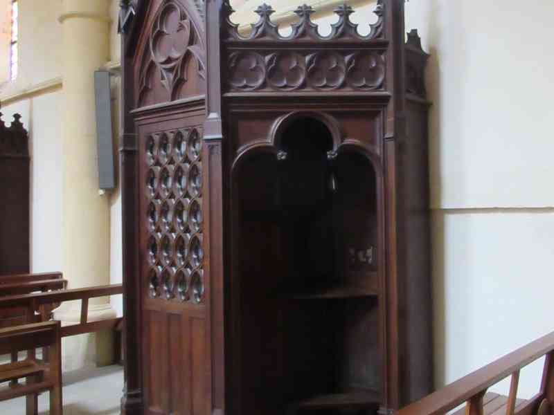 Confessionnal d'église dans un style néo-gothique