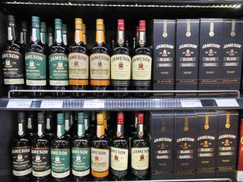 Bouteilles de whisky irlandais Jameson en rayon dans un magasin