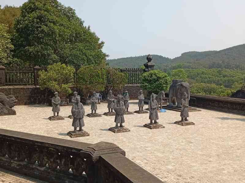 Sculptures en pierre dans la cours du tombeau de l'empereur Khai Dinh, Vietnam, photo gratuite