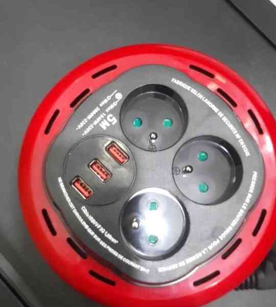 Multiprise circulaire avec ports USB Photo gratuite