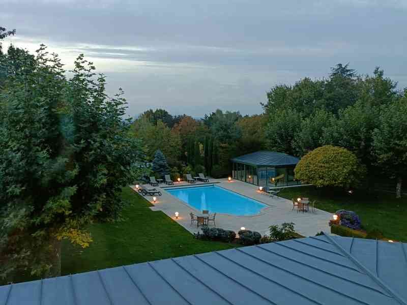 Une piscine extérieure située dans un grand jardin, un petit cabanon à côté, photo gratuite