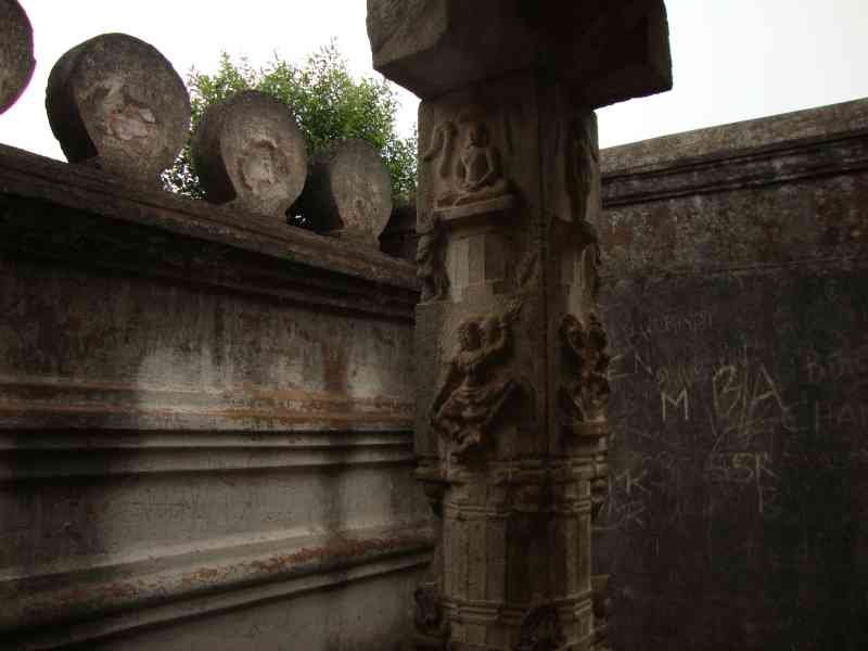 Un pilier en pierre sculpté d'une structure ancienne, avec des figures et des motifs gravés, photo gratuite