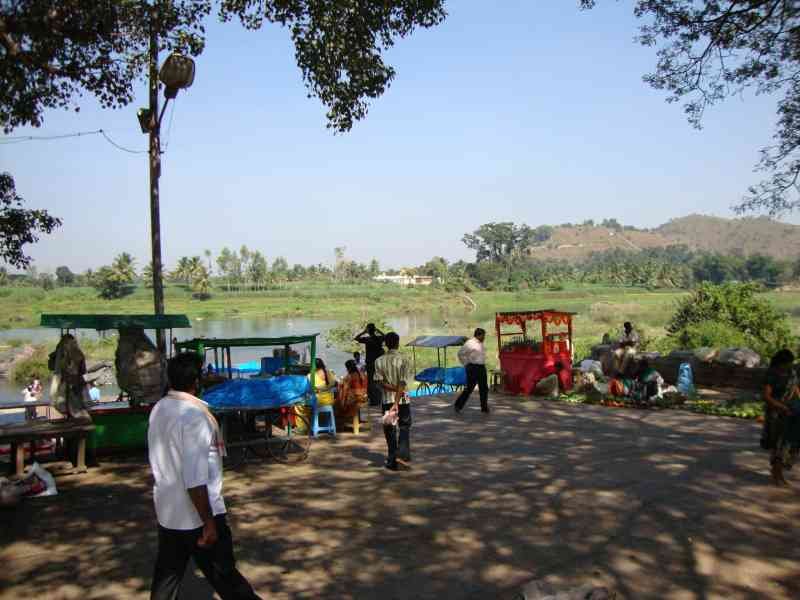 une scène de vie le long d'une rivière, un marché près de l'eau sous l'ombre des arbres, photo gratuite