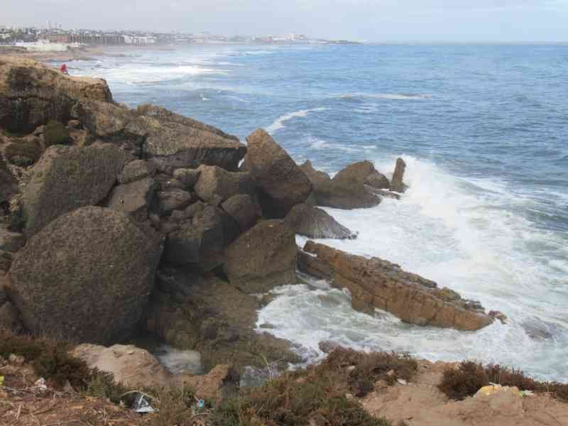Un paysage côtier rocheux, photo gratuite