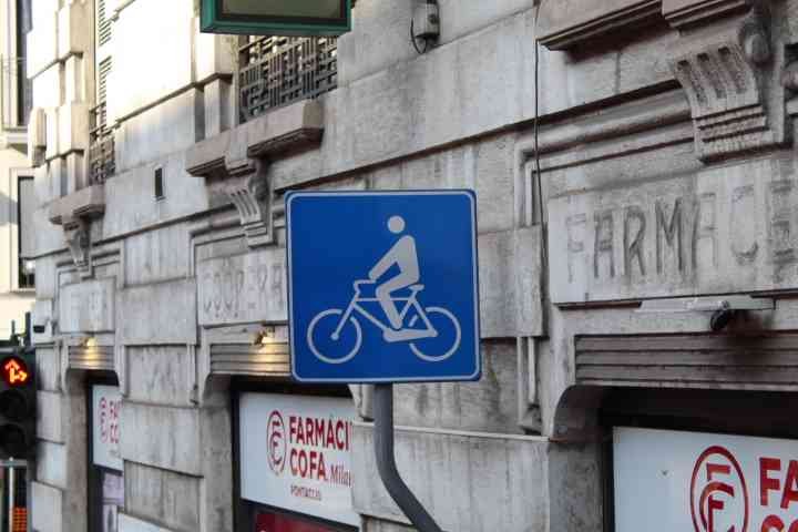 Le panneau de signalisation représentant un cycliste sur un vélo, un panneau indiquant une piste ou bande cyclable obligatoire, photo gratuite