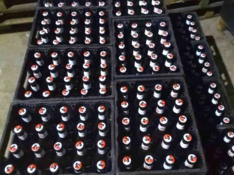 Des casiers de bouteilles de boisson de la Bralico sur palette