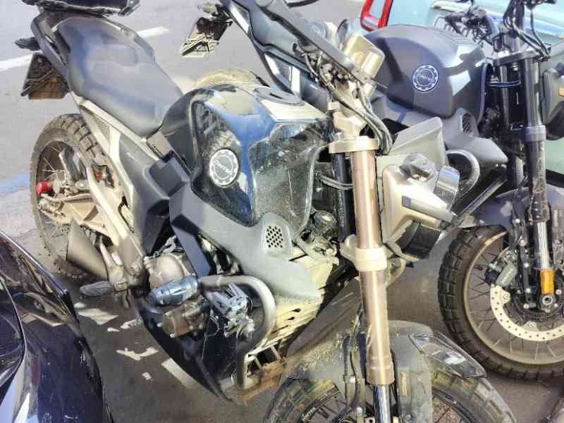 Motos Zontes scrambler garées au bord du goudron photo gratuite