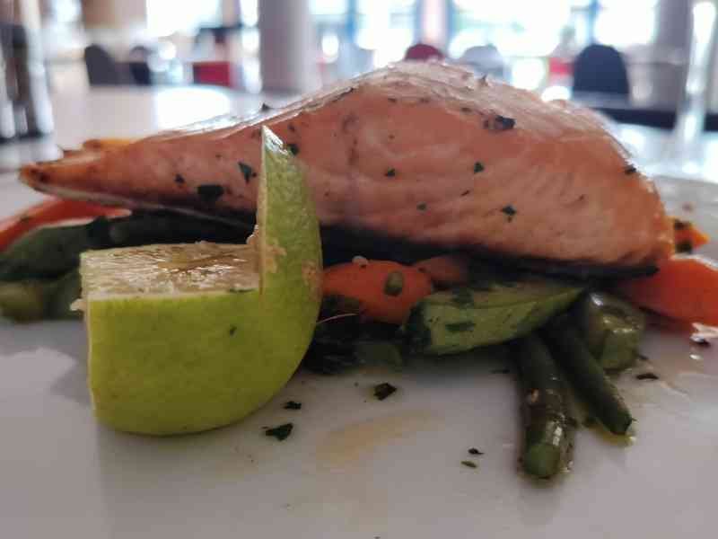 Pavé de saumon sur légumes et citron