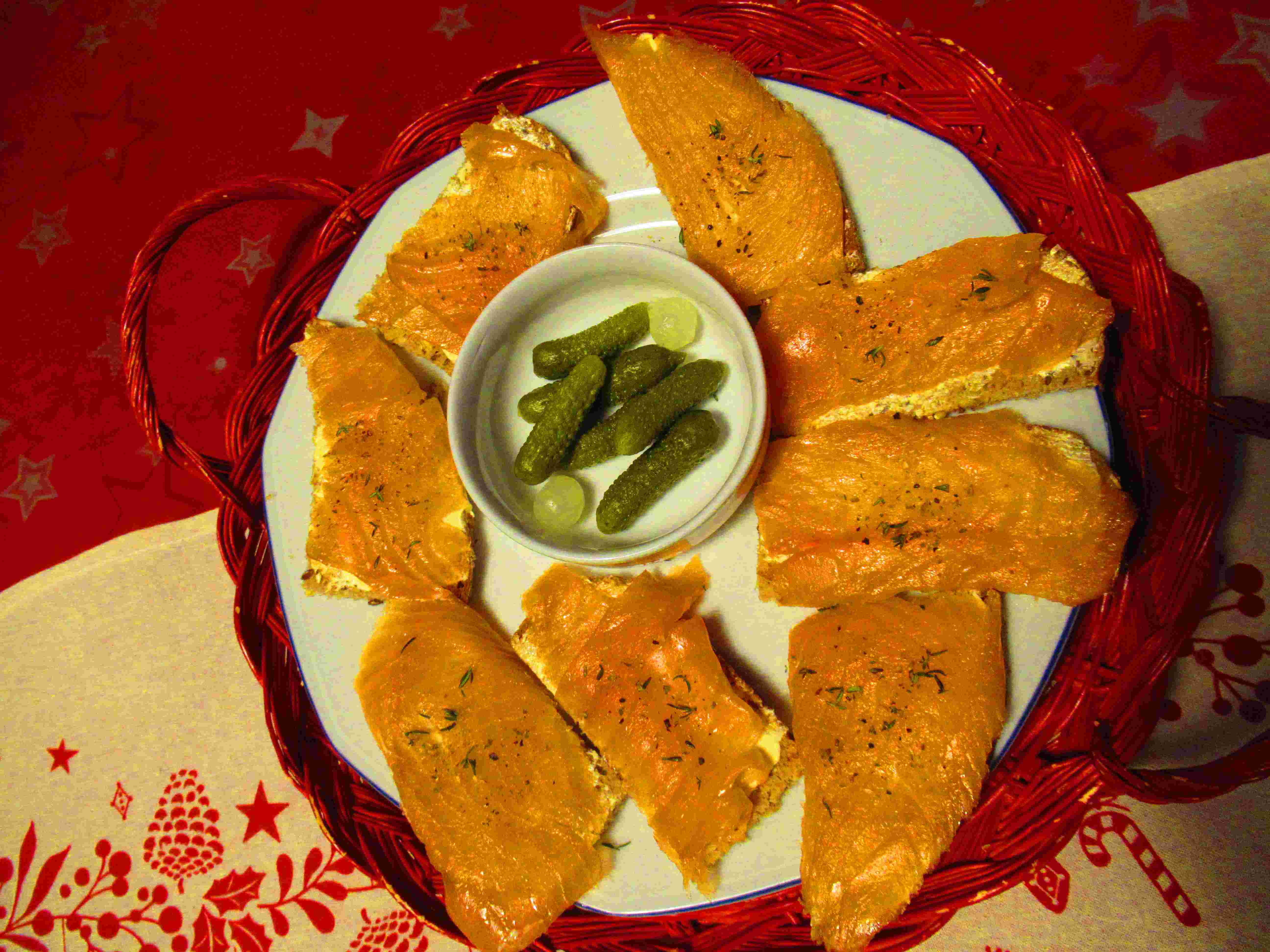 Toast au saumon avec cornichons