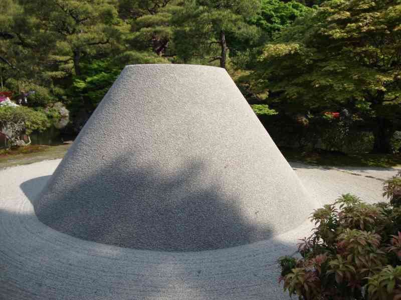 Une grande butte de sable en forme de cône située dans le jardin sec du temple Ginkaku-ji à Kyoto, au Japon, photo gratuite