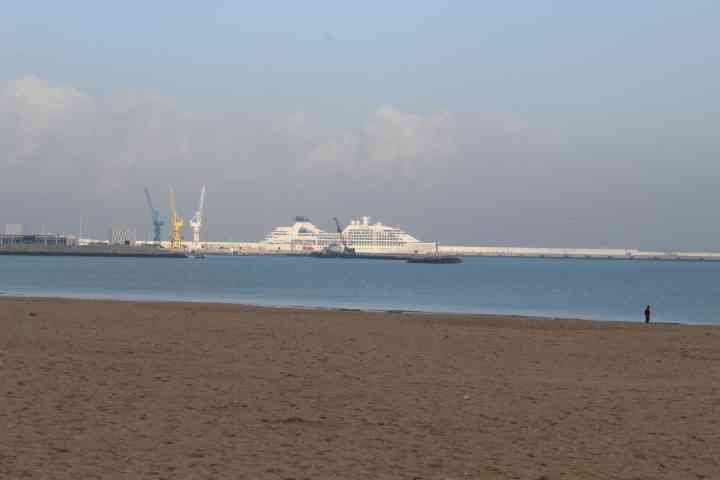 Port avec navires de croisière photo gratuite