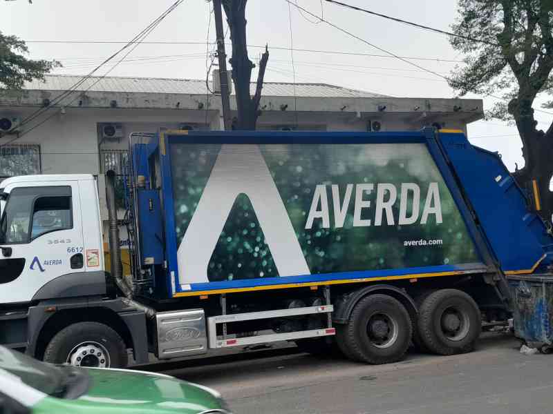 Camion de ramassage de déchets photo gratuite