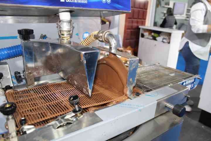 Machine industrielle à chocolat : Enrobage au chocolat photo gratuite
