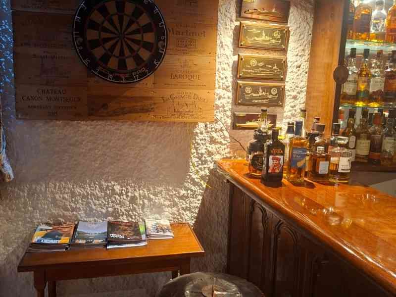 Intérieur d'un bar, un jeu de fléchettes est installé sur le mur, photo gratuite