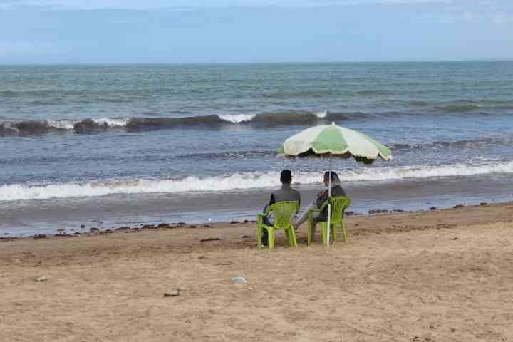 Personnes assises au bord de la plage d'El Jadida au Maroc photo gratuite