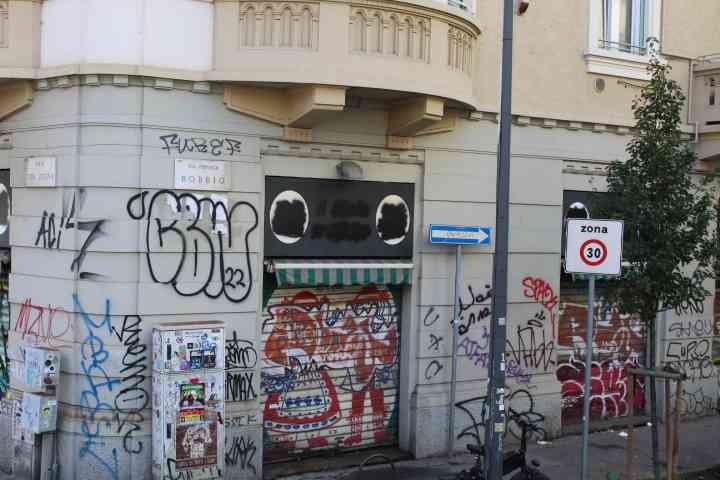 Des graffitis sur la façade d'un bâtiment de la ville, photo gratuite