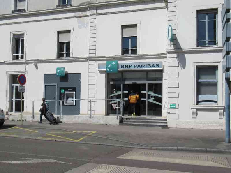 Façade de la banque BNP Paribas à Vesoul en France