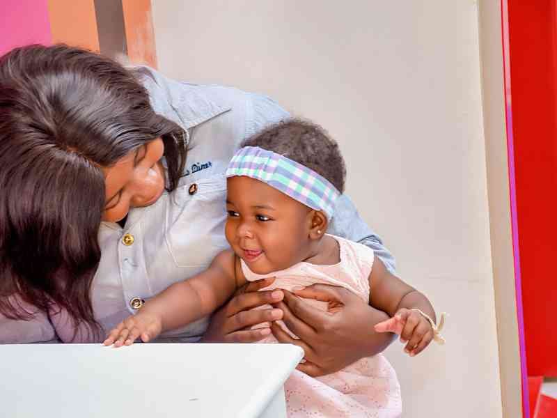 Jeune maman et son bébé photo gratuite