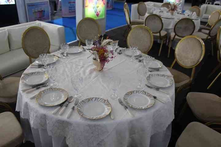 Table avec chaises pour un dîner photo gratuite