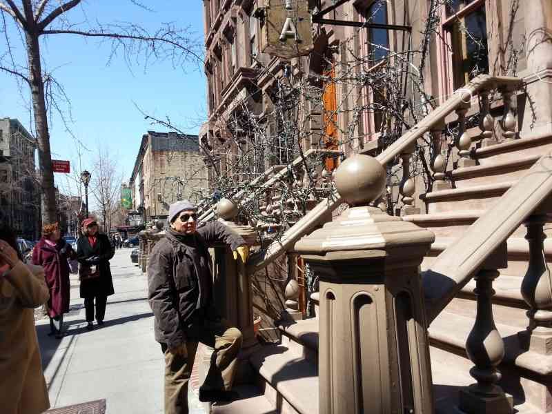 Citoyen dans les rue de New-York, un monsieur devant les escaliers d'une maison États-Unis, photo gratuite
