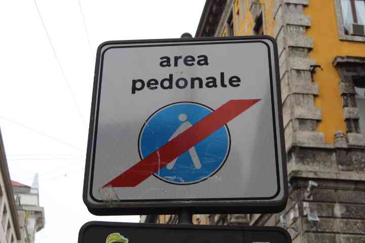 Panneau de signalisation routière indiquant la fin d'une zone piétonne, photo gratuite