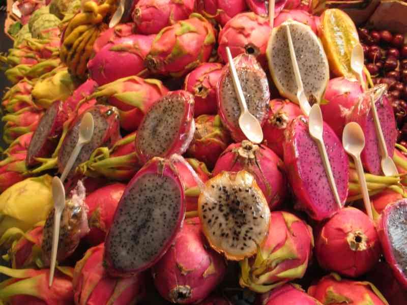 Des fruits du dragon dans un étal du marché, photo gratuite