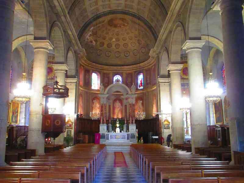 Intérieur de l'église paroissiale Saint-Maurice à Pélissanne  en Provence photo gratuite
