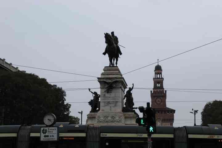 Le monument à Giuseppe Garibaldi et le Castello Sforzesco à Milan, en Italie, photo gratuite