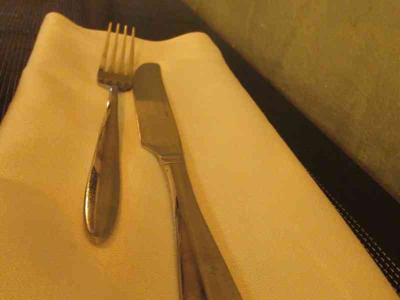 Couteau et fourchette sur un mouchoir