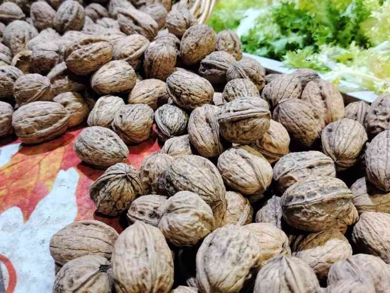 Noix à vendre sur une table du marché photo gratuite