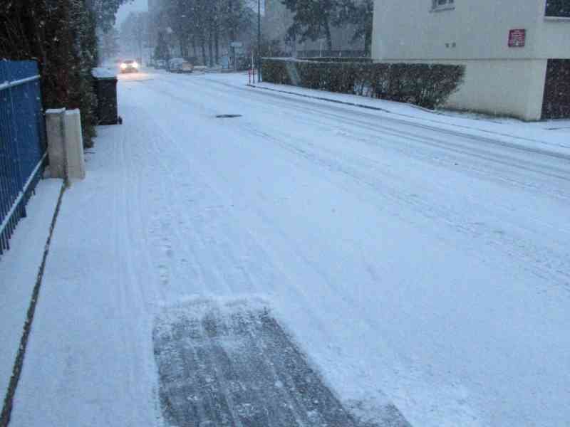 Chute de neige couvrant une rue