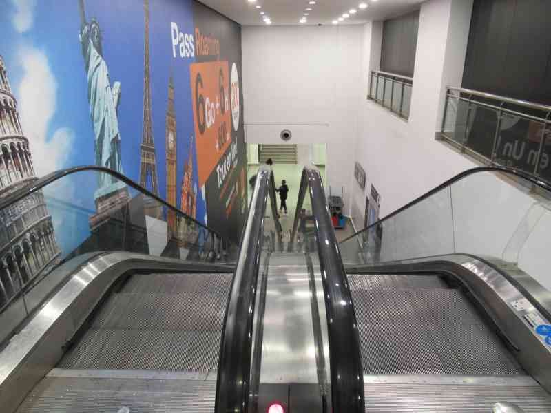 Escalators escaliers roulants automatiques photo gratuite