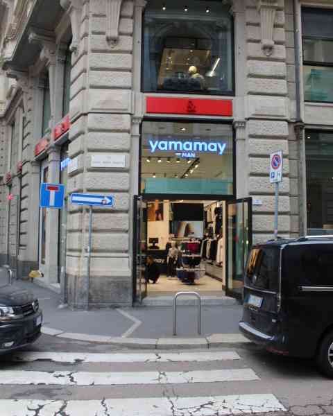 Le magasin Yamamay, spécifiquement la section "MAN" (homme) de la marque. Yamamay est une marque italienne spécialisée dans la lingerie, les vêtements de nuit, les maillots de bain et les accessoires, photo gratuite