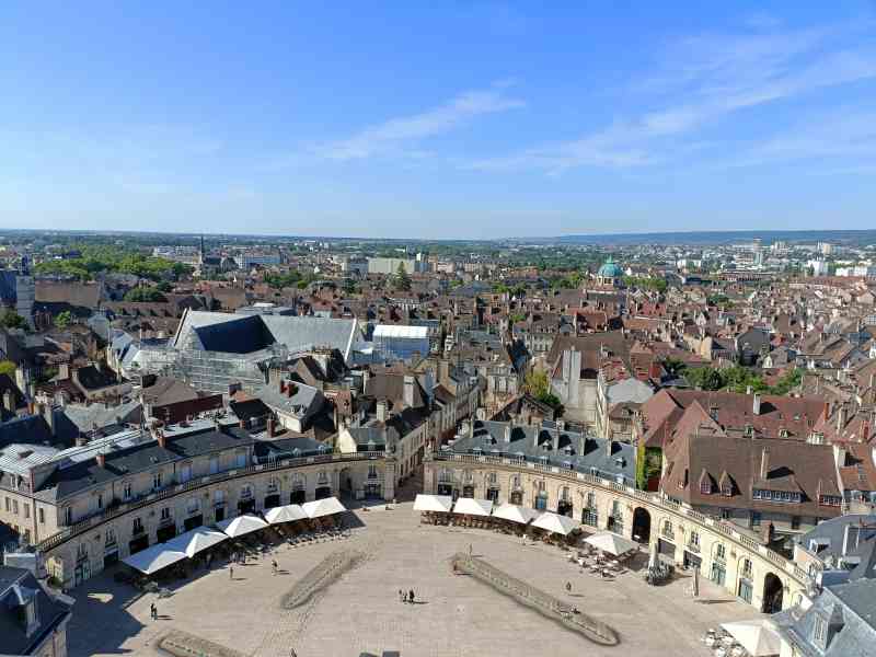 Vue panoramique sur la tour Philippe le Bon du Palais des Ducs de Dijon en France