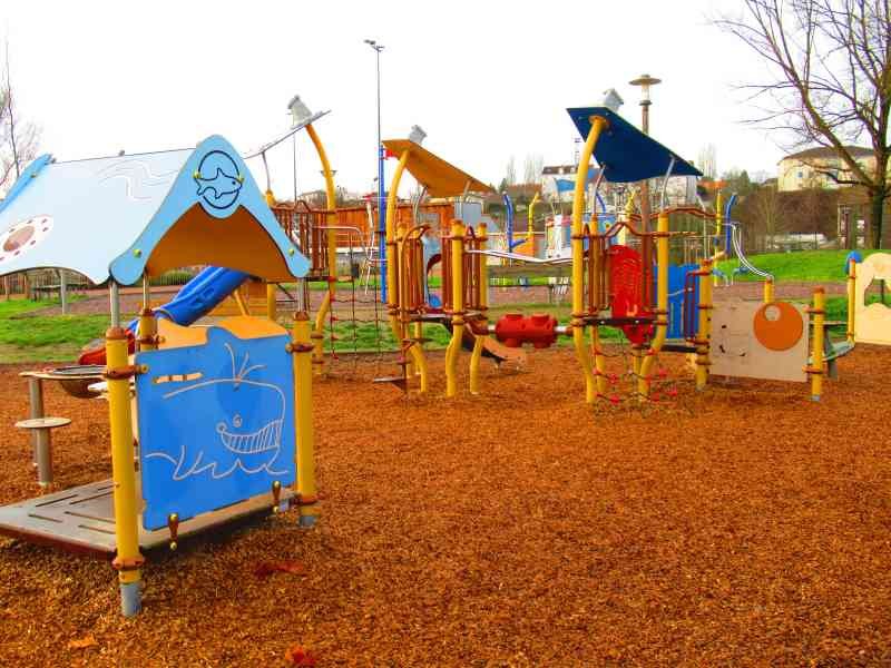 Aire de jeux pour enfants, composée de divers équipements de jeu tels que des toboggans, des structures d'escalade et des éléments interactifs, photo gratuite
