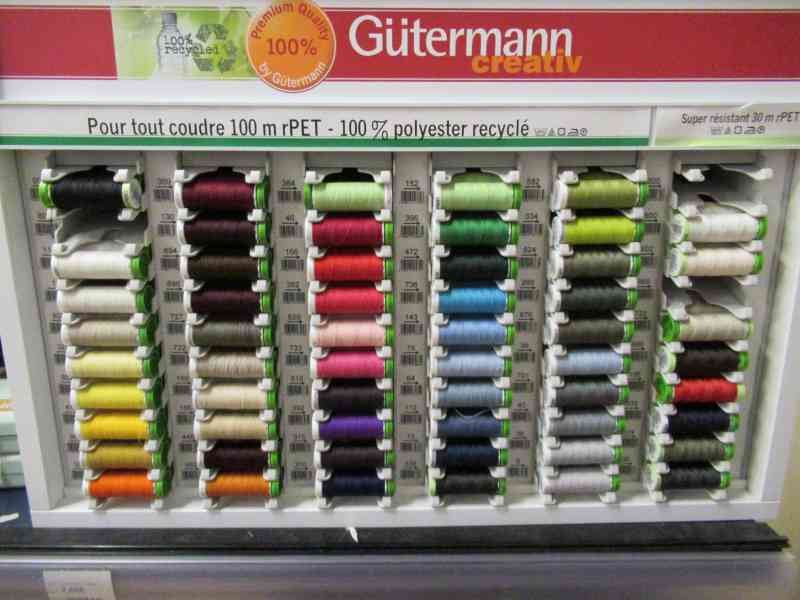 Rayonnage de fils de couture de marque Gutermann dans un magasin