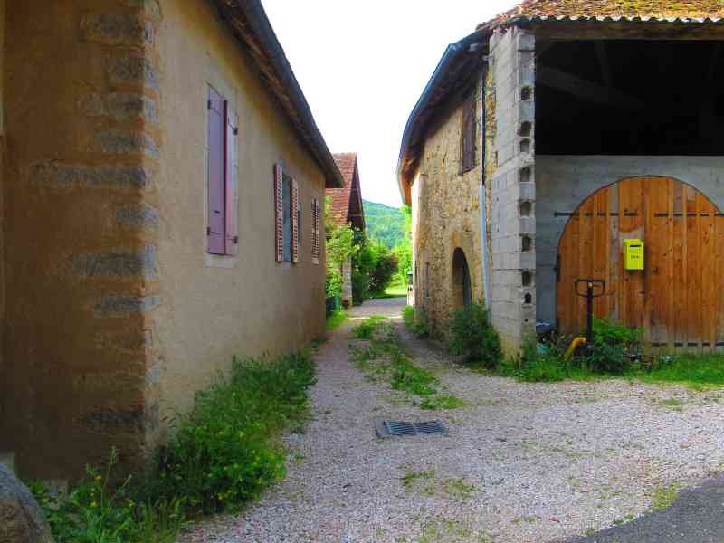 Un allé entre les bâtiments dans la commune de Saint Lothain à Jura, photo gratuite